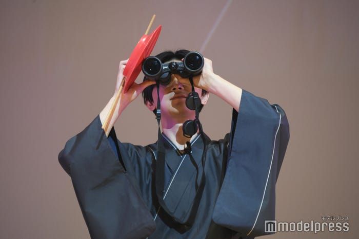 ファンを双眼鏡で覗く吉沢亮(C)モデルプレス