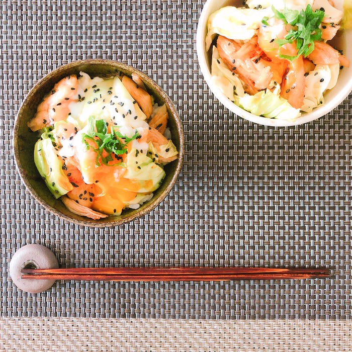 蒸し鶏と春キャベツの甘辛丼~温玉のせ~/画像提供:柏原歩