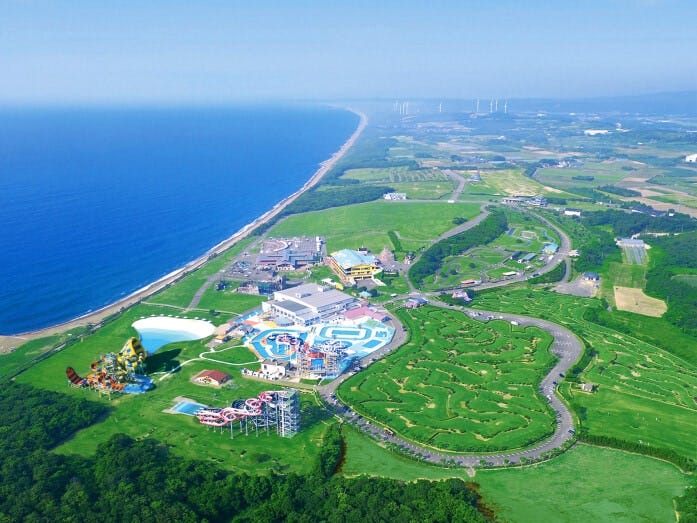 空から見た芝政ワールド。空撮で見てもスライダーの大きさが目を引きます