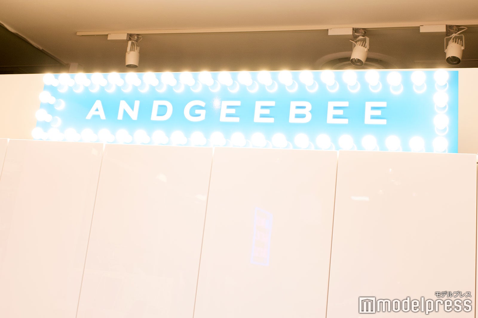 レジ奥のネオンロゴ「ANDGEEBEE」ラフォーレ原宿店（C）モデルプレス