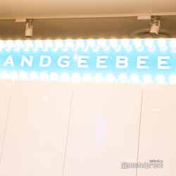レジ奥のネオンロゴ「ANDGEEBEE」ラフォーレ原宿店（C）モデルプレス