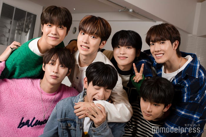 n.SSign/イ・ハンジュンの腕を食べようとするチョン・ソンユン、カズタに全体重を乗っけられたヤン・ジュニョク、笑顔で決めるチャン・ヒウォン、ユン・ドハ、パク・ヒョン(C)モデルプレス