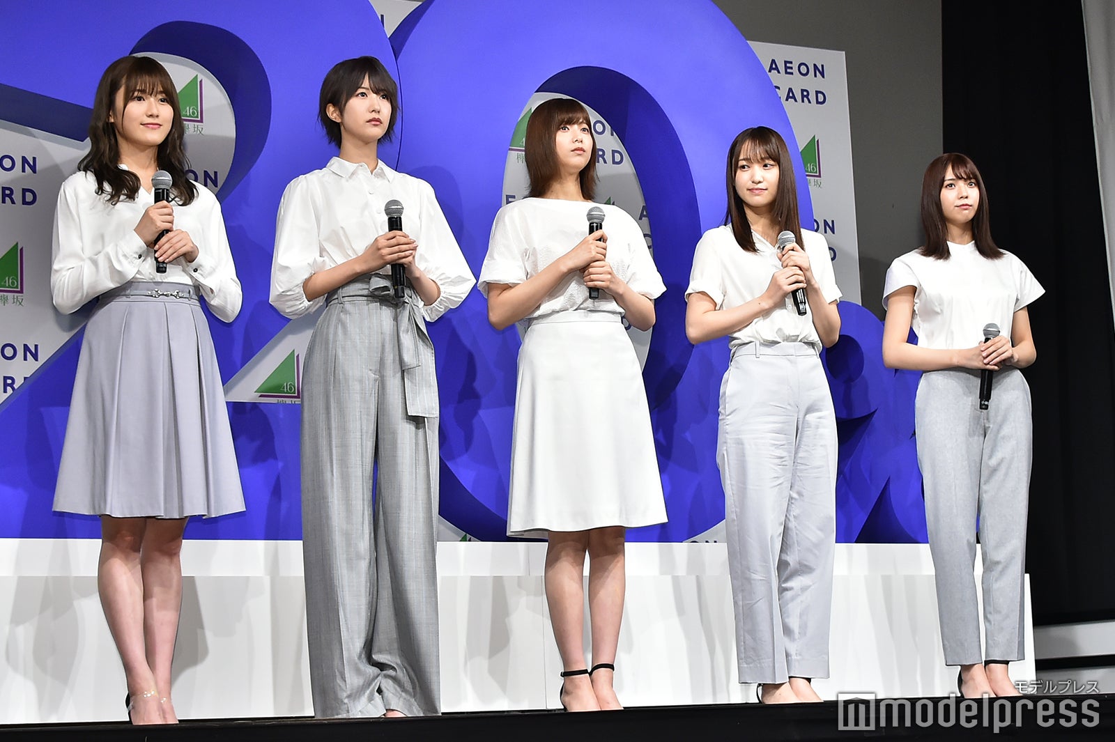 （左から）守屋茜、土生瑞穂、渡邉理佐、菅井友香、小林由依 （C）モデルプレス