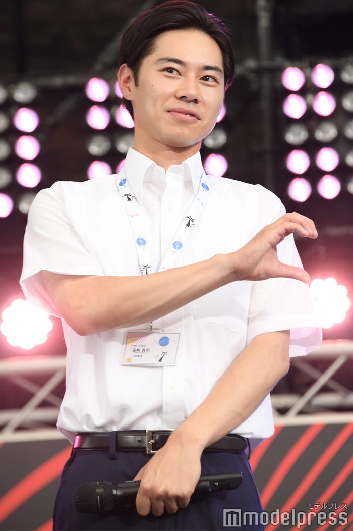渡辺翔太との“ハート”待機中の戸塚純貴(C)モデルプレス