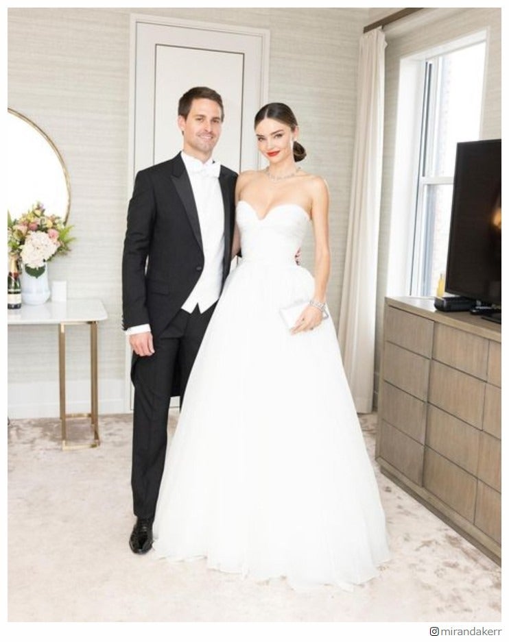ミランダ・カー、夫のエヴァン・スピーゲルとの「メットガラ」2ショット 純白ドレス＆タキシード姿