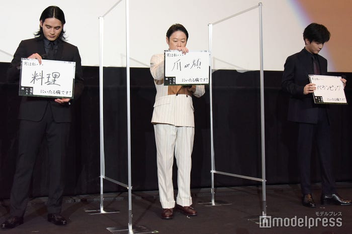 「病的にハマっていること」について書いたフリップを見せる岡田健史、阿部サダヲ、岩田剛典(C)モデルプレス