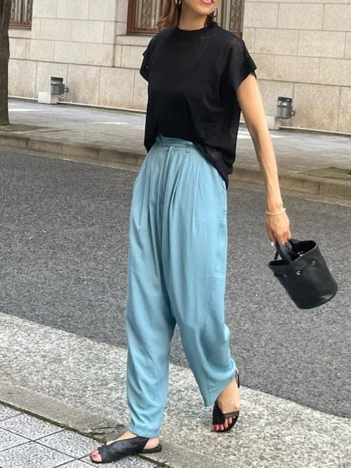 レディース　コーディネート　コーデ　着こなし　おすすめ　オススメ　トレンド　コツ　おしゃれ　お洒落　オシャレ　2022　夏　黒トップス　トップス　黒　ブラック　体型カバー　スタイルアップ　痩せ見え　細見え　華奢見え　カラーパンツ　パンツ　ブルー　差し色