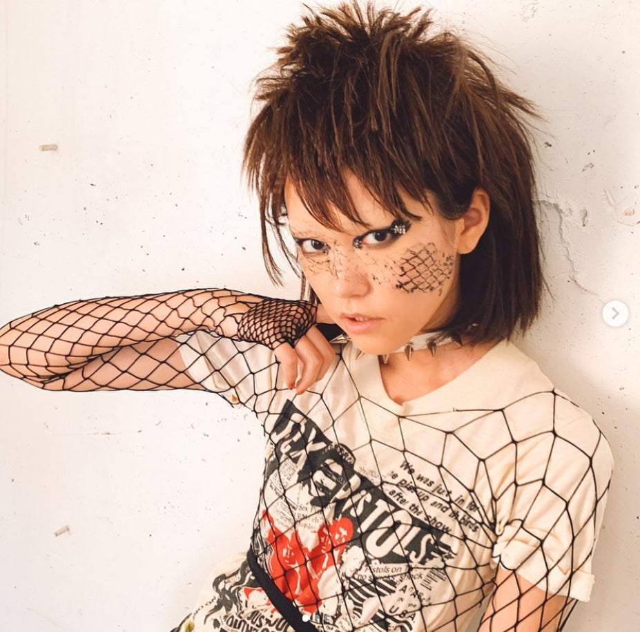 桐谷美玲、眉無しパンク風ショットが「もはや別人」「衝撃的」と反響