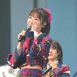 卒業発表する柏木由紀「古参も新規も⼤集合︕なんでもありのAKBでっせスペシャル」（C）AKB48