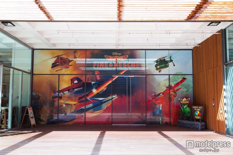 『プレーンズ2』の名シーンが描かれた大きな扉