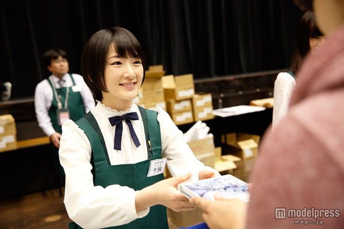 生駒里奈/フタバ図書担当でファンと交流