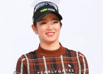 人気女子ゴルファー原英莉花 黒フレームのメガネ、サングラス姿でポーズ オークリーのサポートに感謝