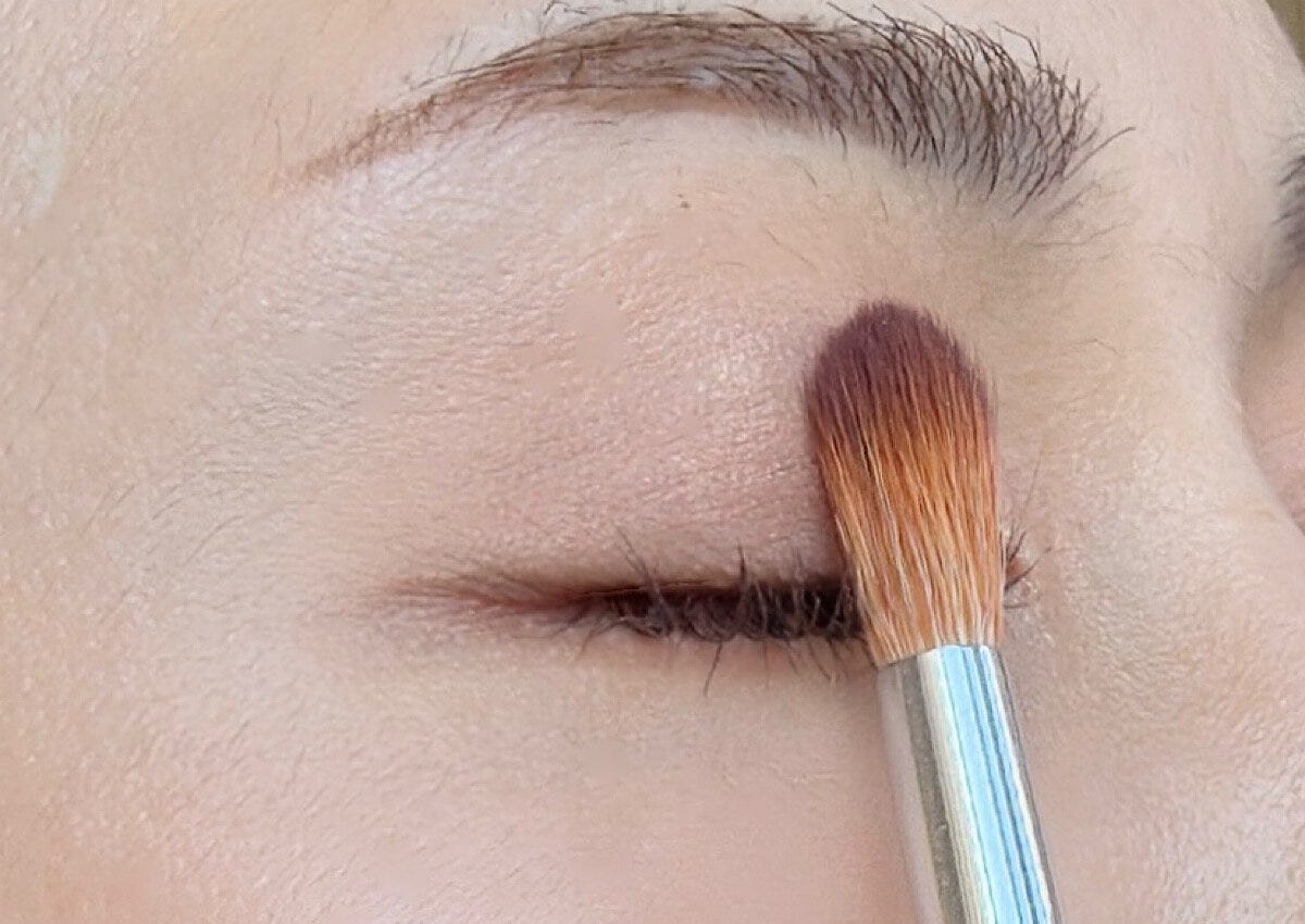 ブラシは寝かせて使うとムラなく均一に塗ることができる