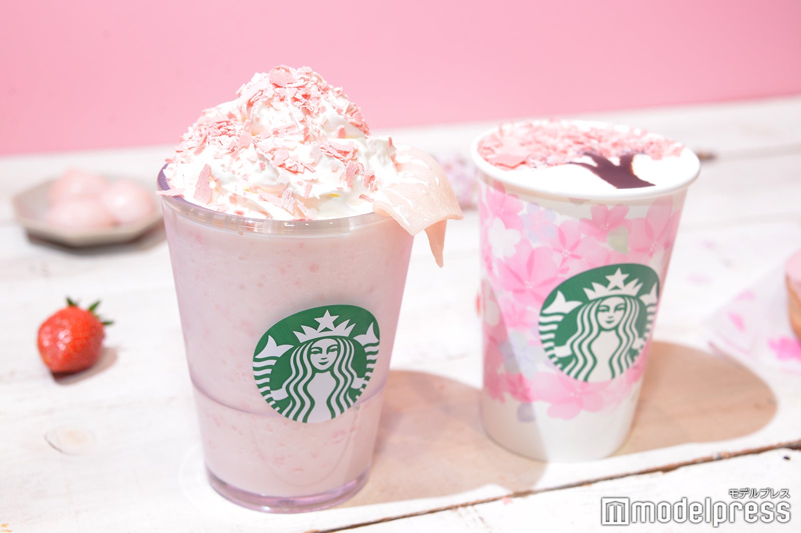 さくら ストロベリー 白玉 フラペチーノ、さくら 咲いた ミルク ラテ（C）モデルプレス