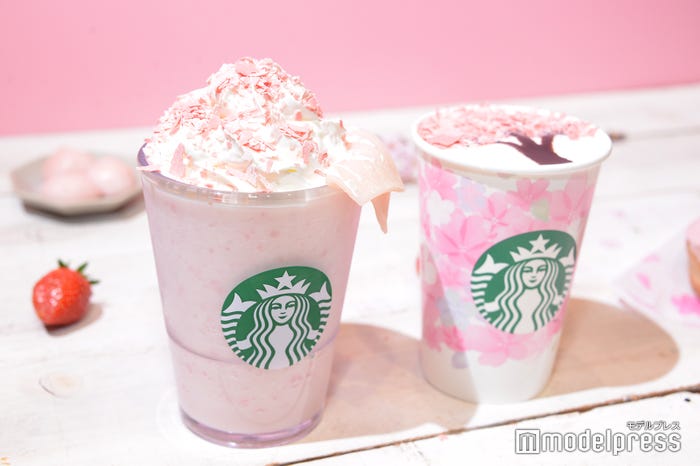 さくら ストロベリー 白玉 フラペチーノ、さくら 咲いた ミルク ラテ(C)モデルプレス