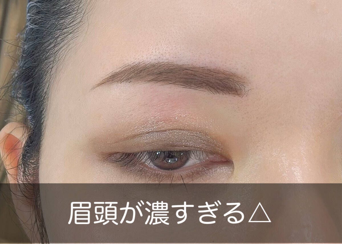 眉頭が濃く描かれて浮いて見える右眉のアップ 眉頭が濃く描かれて浮いて見える右眉のアップ