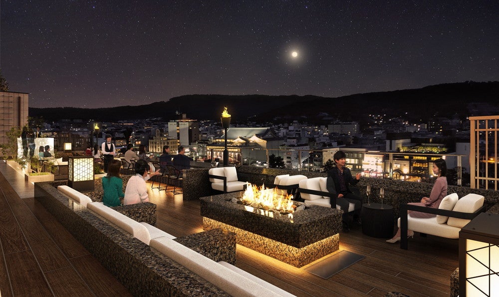 京の月夜と共にカクテルタイムを楽しむ「空庭テラス」／提供画像