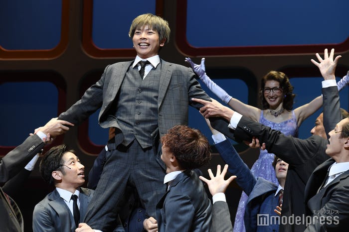 増田貴久(中央)/ミュージカル「ハウ・トゥー・サクシード」フォトコール (C)モデルプレス