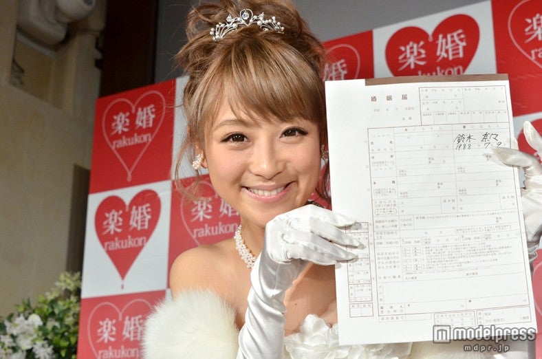 婚約中の鈴木奈々、婚姻届に公開サインで号泣