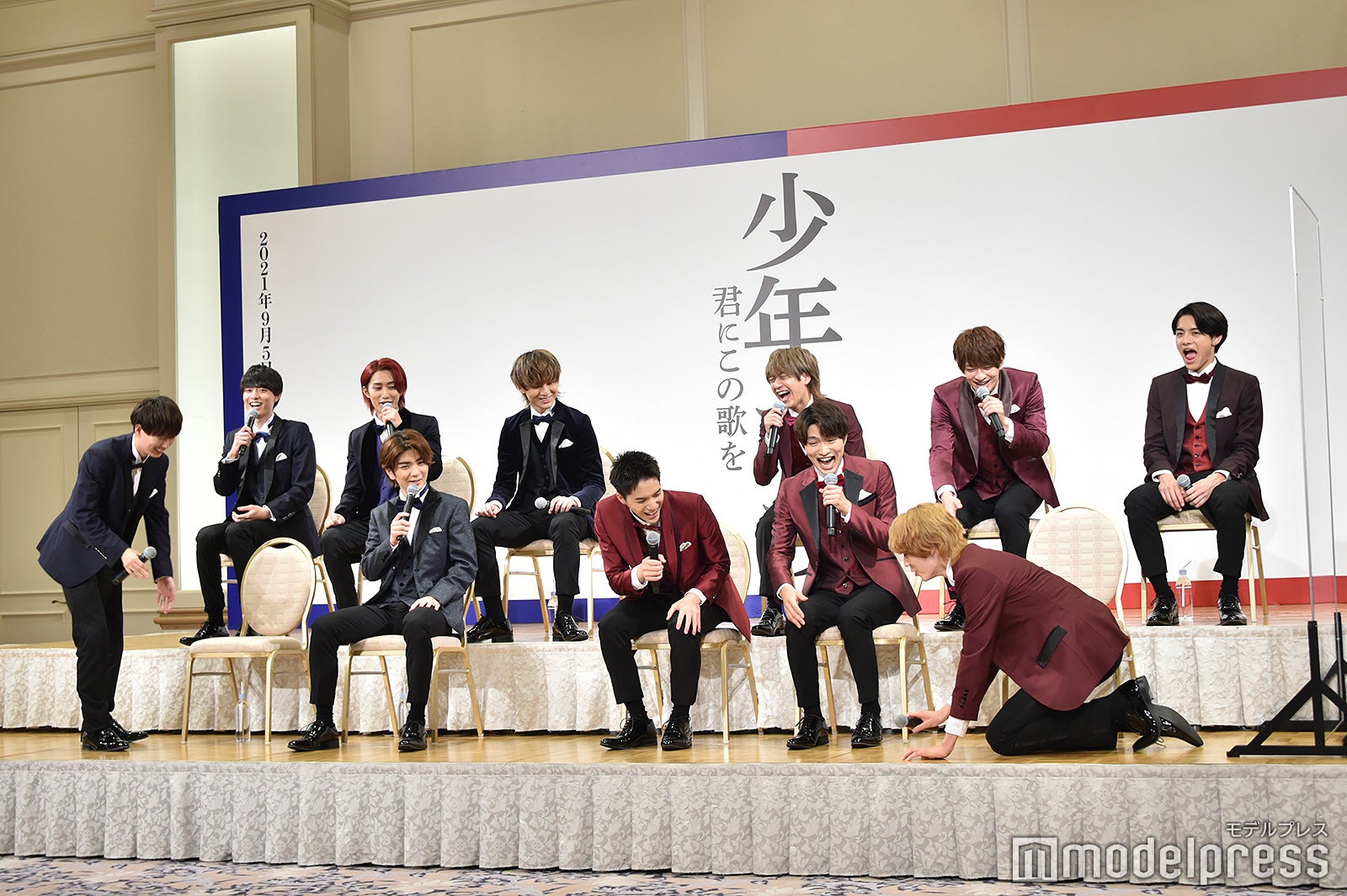 井上瑞稀（左）へのセリフ「おい、瑞稀。お前の顔ムカつくんだよ！」を言い放った後、土下座して謝罪する佐藤龍我（右）（C）モデルプレス