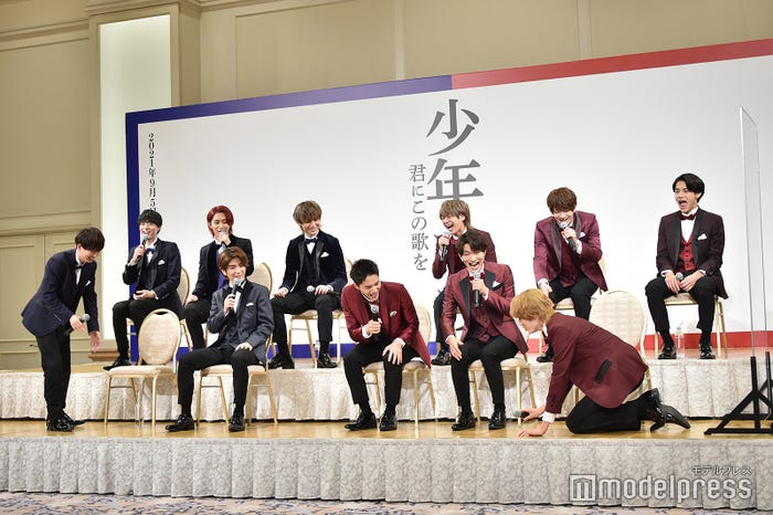 井上瑞稀(左)へのセリフ「おい、瑞稀。お前の顔ムカつくんだよ!」を言い放った後、土下座して謝罪する佐藤龍我(右)(C)モデルプレス