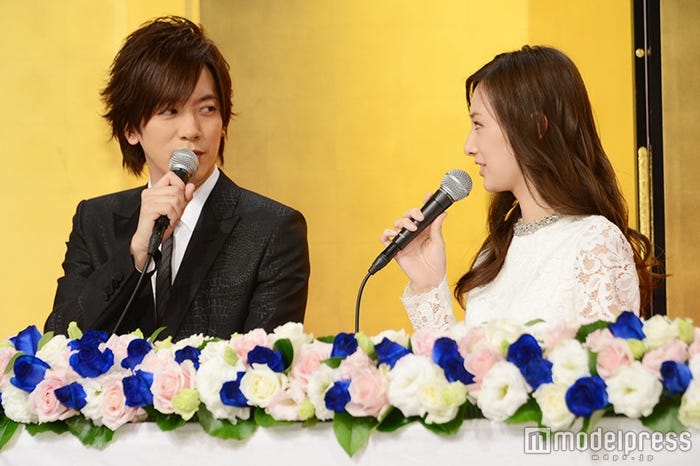 見つめ合うDAIGO&北川景子(C)モデルプレス