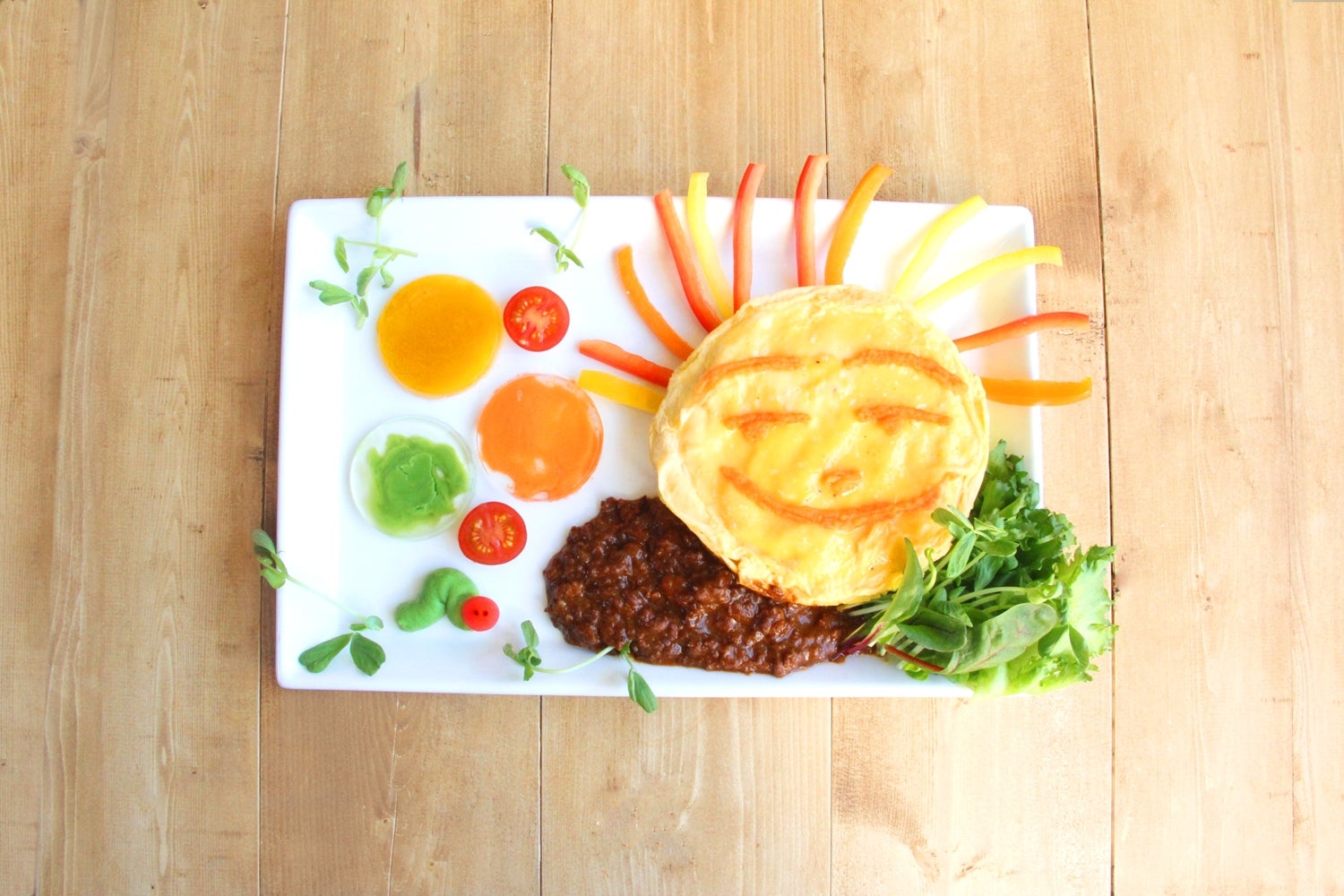 おひさまのプレート／TM &（C）2018 Eric Carle LLC.