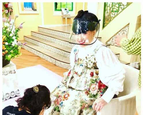 「徹子の部屋」2ヶ月半ぶり収録再開 “黒柳徹子専用”フェイスシールド姿が「おしゃれ」と話題