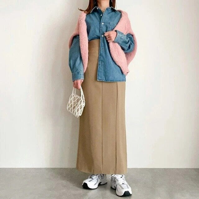 デニムシャツピンクニットコーデ
