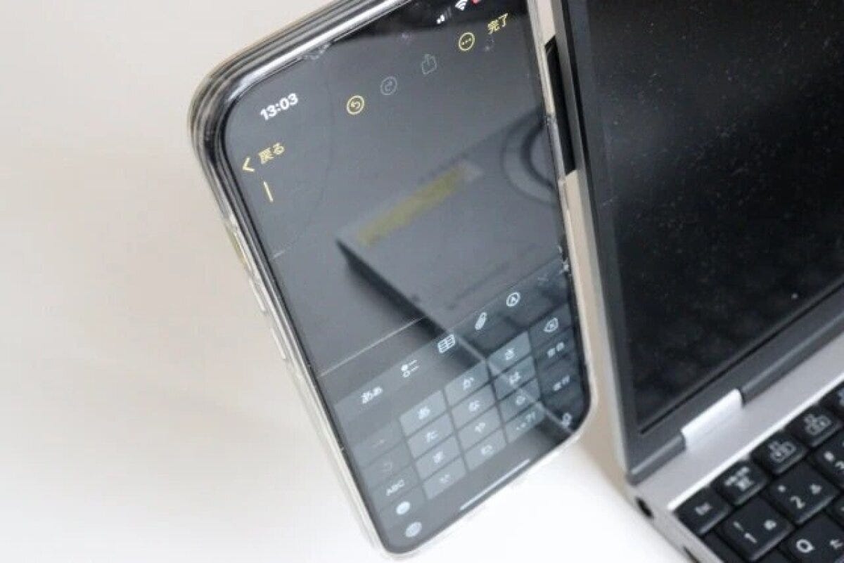 ダイソーのMagSafe対応のマグネット式ノートパソコン用スマートフォンホルダー