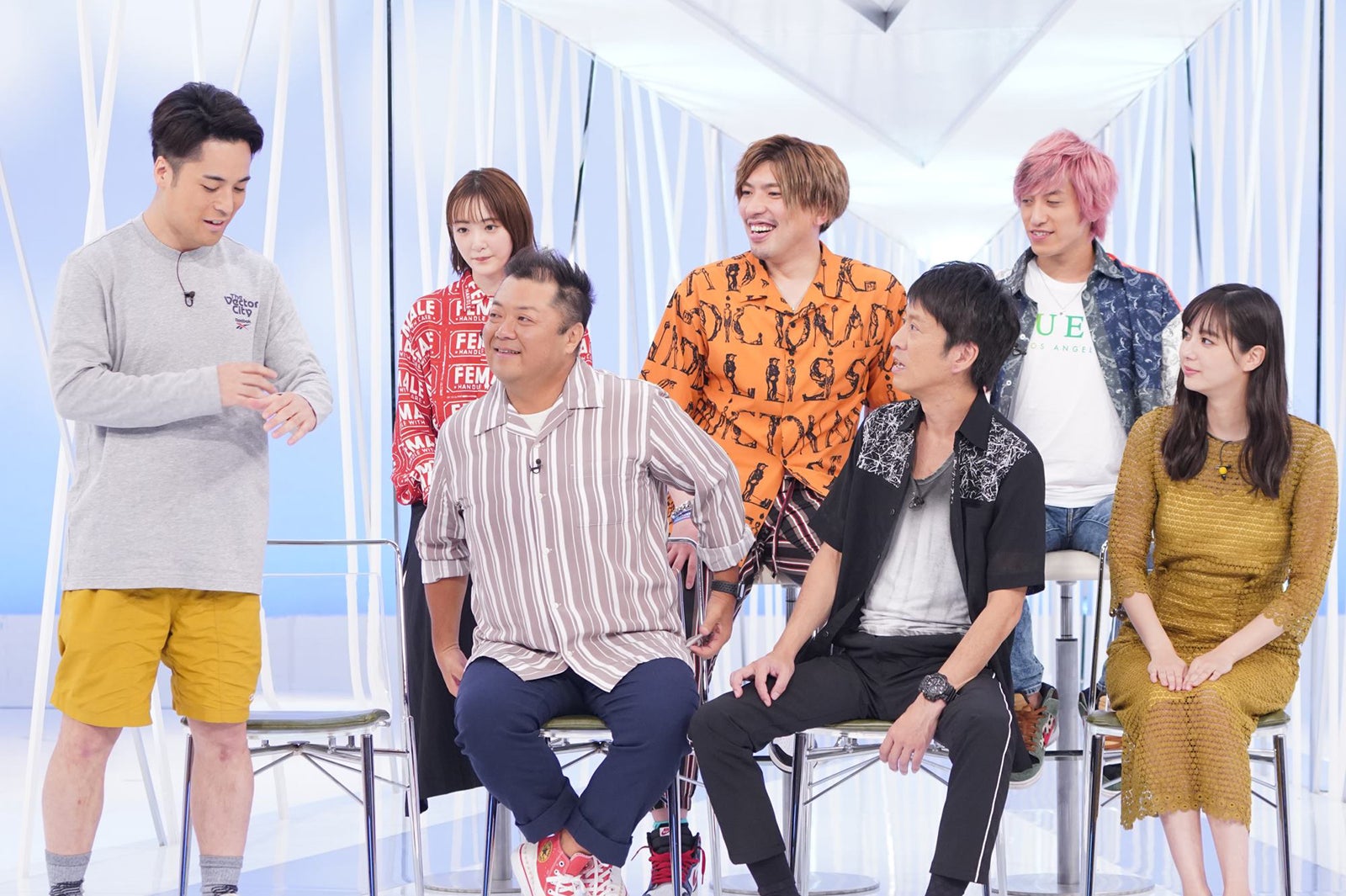 （前列左から）FISHBOY、小杉竜一、吉田敬、新川優愛（後列左から）生駒里奈、りんたろー。、兼近大樹 （画像提供：関西テレビ）