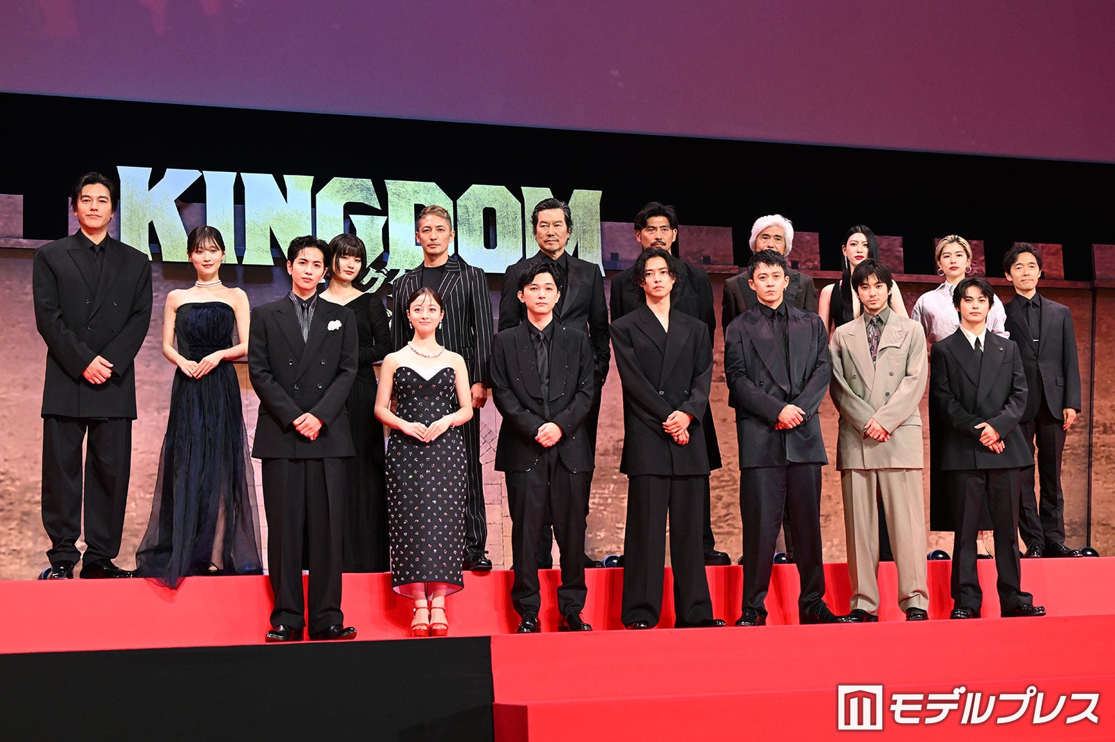 （前列左から）志尊淳、橋本環奈、吉沢亮、山崎賢人、小栗旬、山田裕貴、神尾楓珠（後列左から）要潤、山下美月、蒔田彩珠、玉木宏、豊川悦司、坂口憲二、佐藤浩市、三吉彩花、佐久間由衣、佐藤信介監督（C）モデルプレス