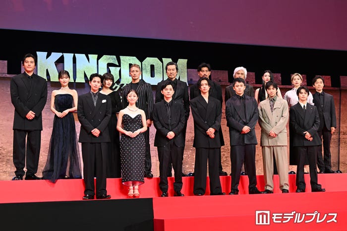 (前列左から)志尊淳、橋本環奈、吉沢亮、山崎賢人、小栗旬、山田裕貴、神尾楓珠(後列左から)要潤、山下美月、蒔田彩珠、玉木宏、豊川悦司、坂口憲二、佐藤浩市、三吉彩花、佐久間由衣、佐藤信介監督(C)モデルプレス
