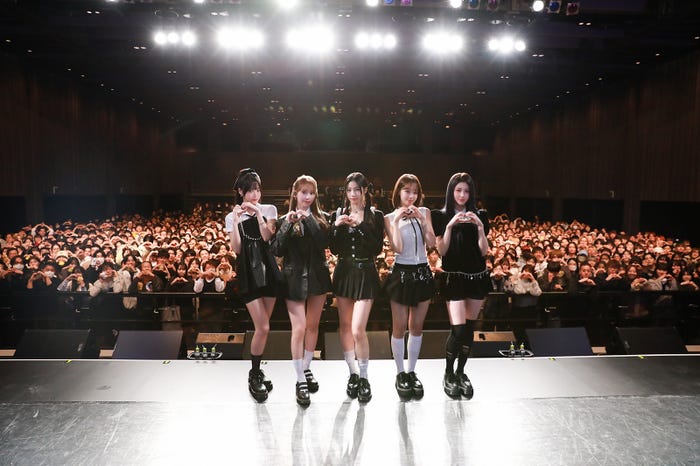 LE SSERAFIM/(左から)HONG EUNCHAE、SAKURA、KAZUHA、KIM CHAEWON、HUH YUNJIN(P)&(C)SOURCE MUSIC