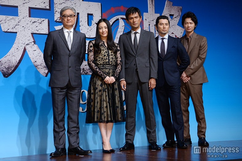 映画「天空の蜂」完成報告会見の模様（左から）堤幸彦監督、仲間由紀恵、江口洋介、本木雅弘、綾野剛