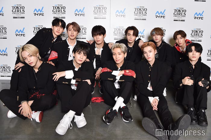 JO1(後列左から)佐藤景瑚、河野純喜、與那城奨、鶴房汐恩、白岩瑠姫、金城碧海(前列左から)大平祥生、豆原一成、川尻蓮、川西拓実、木全翔也(座り方も個性溢れる前列)(C)モデルプレス