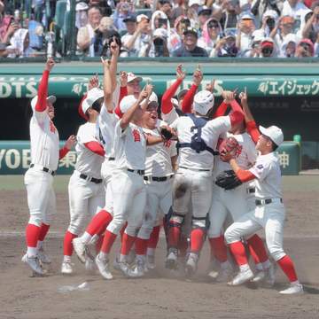 智弁和歌山が5年ぶり夏の甲子園制覇！八回に魔曲に乗って大逆転 死力を尽くした選手達が号泣 夏4度目のVはPL学園と並んで歴代5位