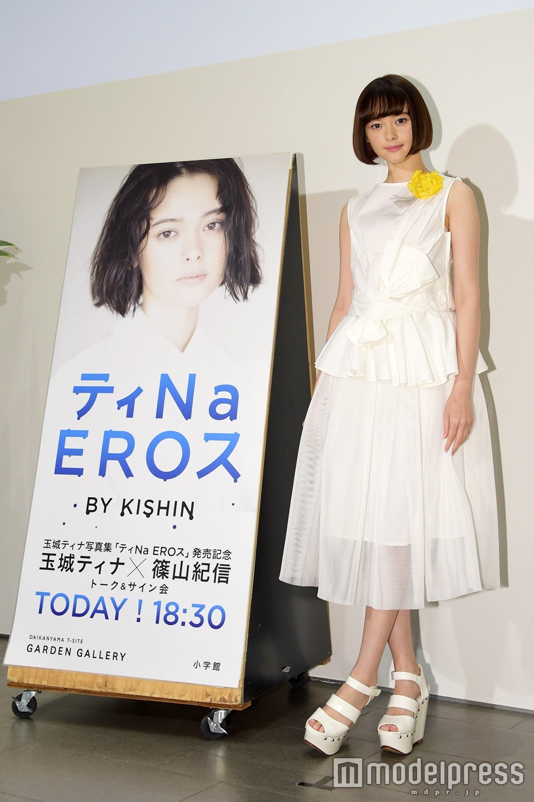 玉城ティナ　写真集 　ティNa EROス　篠山紀信　サイン 入り（2名サイン）★ 希少 レア ★　美少女 スレンダー 色白 モデル 【 即決 】 小学館 - ティNa EROス BY KISHIN 玉城ティナ 篠山紀信の通販 by さな