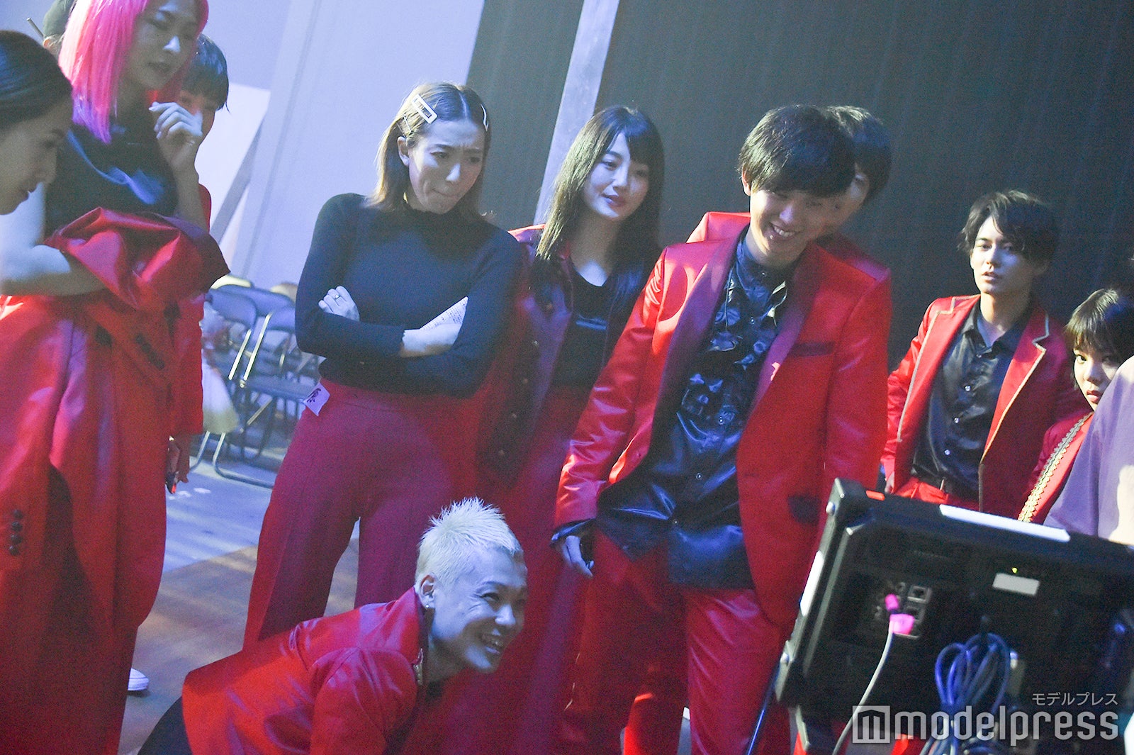 モニターをチェックするメンバー吉本坂46RED「君の唇を離さない」MV撮影風景（C）モデルプレス