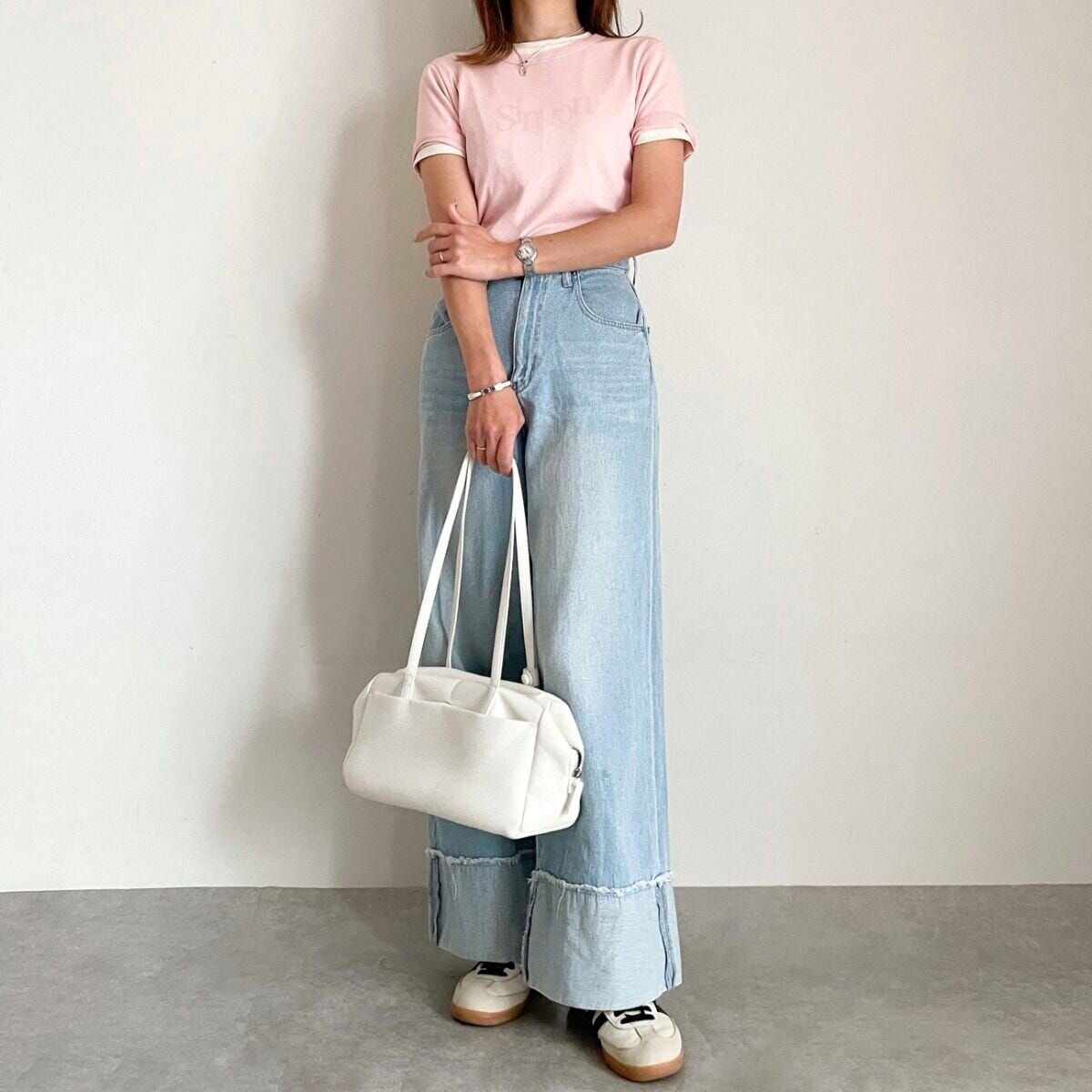 GU　ソフトシアークルーネックT　コーデ　ロゴT重ね着　レイヤード