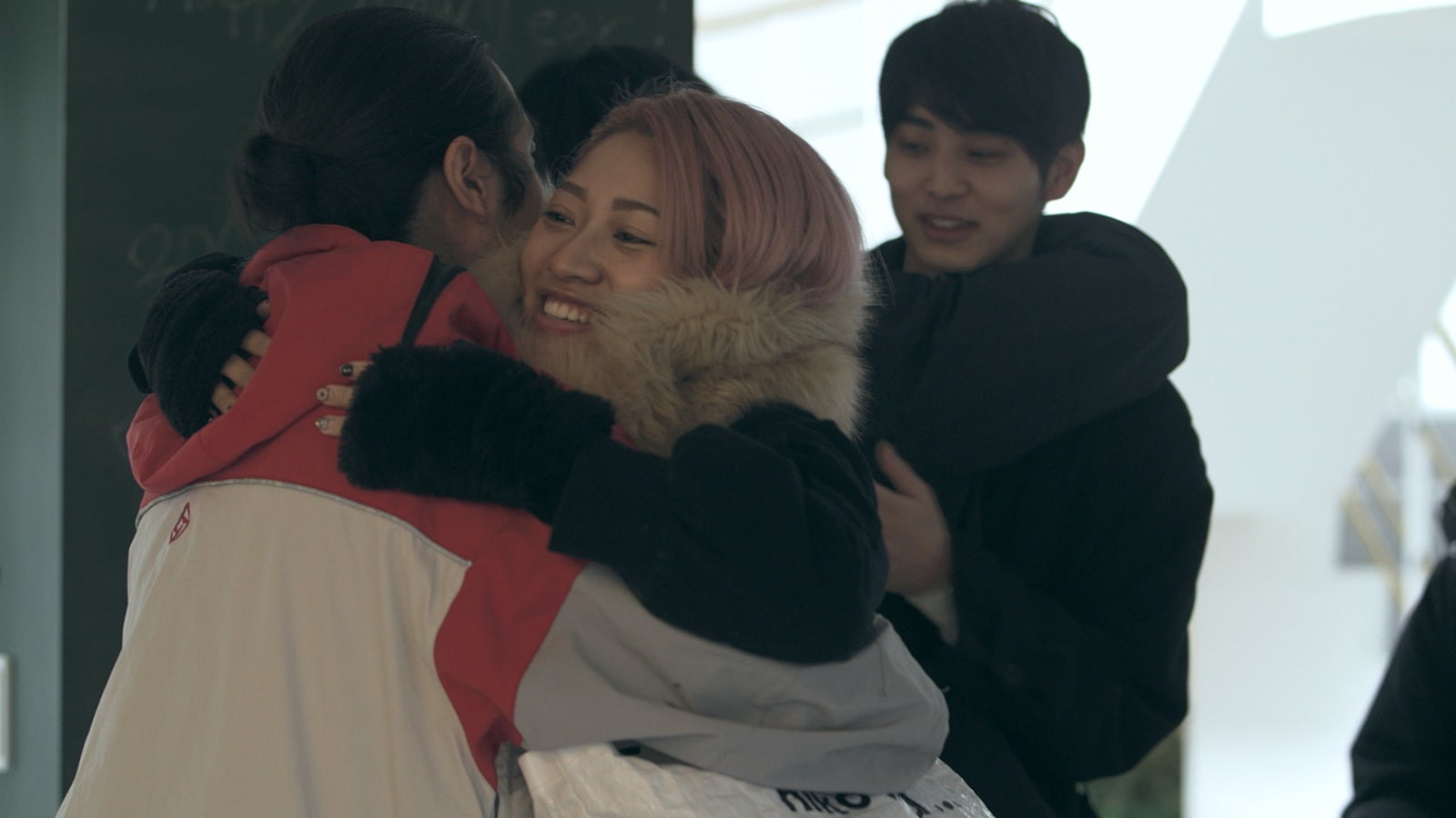 ハグをする快と花「TERRACE HOUSE TOKYO 2019-2020」36th WEEK（C）フジテレビ／イースト・エンタテインメント