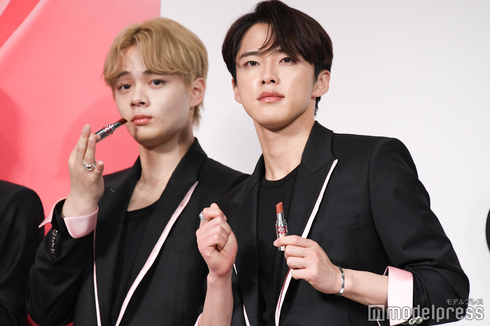 ムービー撮影でリップを塗る仕草をする鶴房汐恩、踊り出す河野純喜 （C）モデルプレス