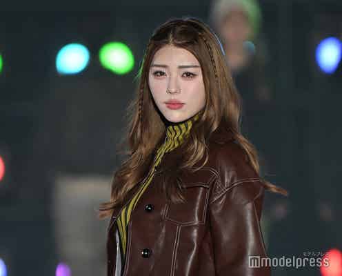 井手上漠、ショートパンツから美脚のぞく 茶髪ロングヘアが美しい【関西コレクション 2024 S/S】
