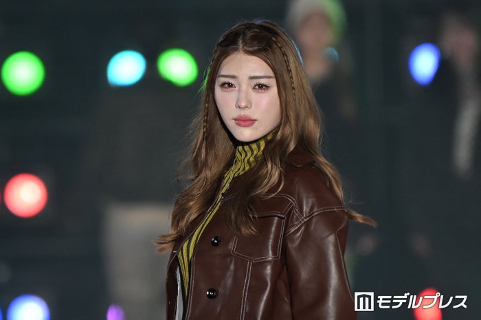 井手上漠、ショートパンツから美脚のぞく 茶髪ロングヘアが美しい【関西コレクション 2024 S／S】