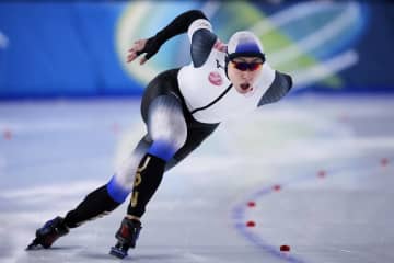 新濱立也は34秒46 客席では妻の吉田夕梨花が祈る様子も スピードスケート500m
