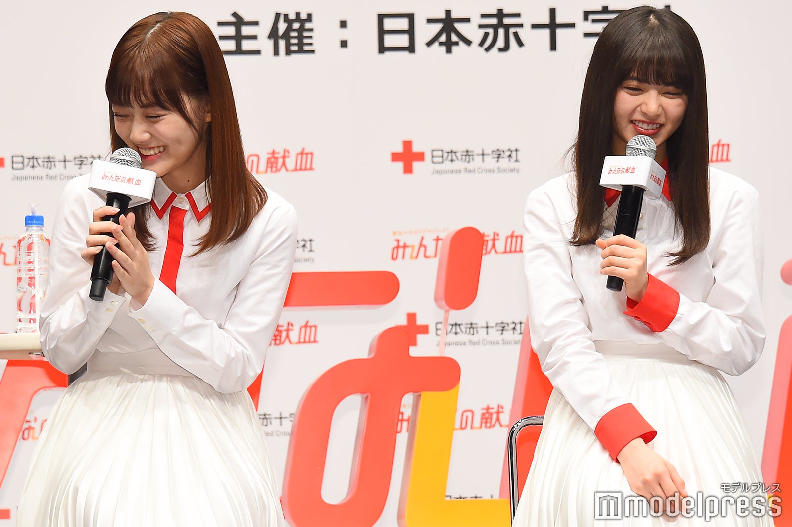 山下美月が明かしたバレンタインエピソードに照れる齋藤飛鳥 （C）モデルプレス