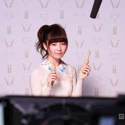 グリコの新CMに登場するAKB48島崎遥香/パピコ 新TV-CM「相性診断パピコ」篇メイキングより