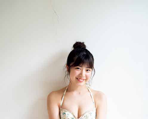 吉田莉桜、水着姿&癒やしの笑顔に釘付け