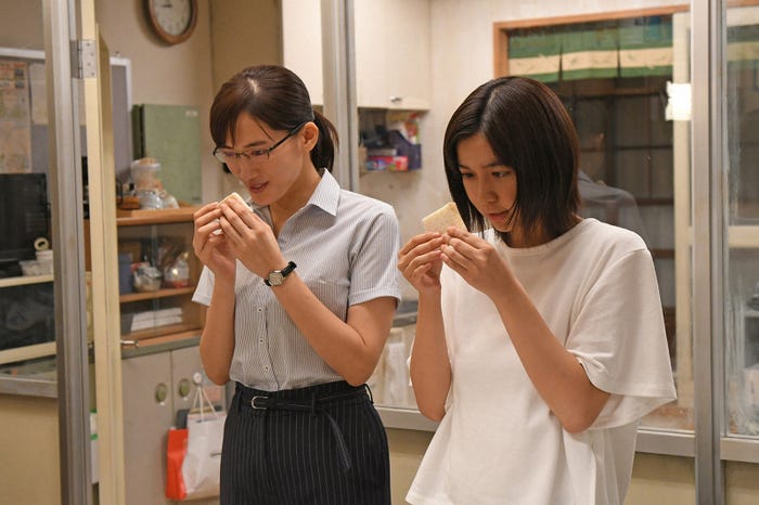 綾瀬はるか、上白石萌歌/「義母と娘のブルース」第8話より(C)TBS