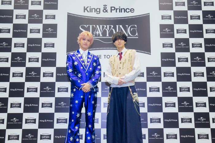 囲み取材に応じたKing & Prince/高橋海人、永瀬廉(提供写真)